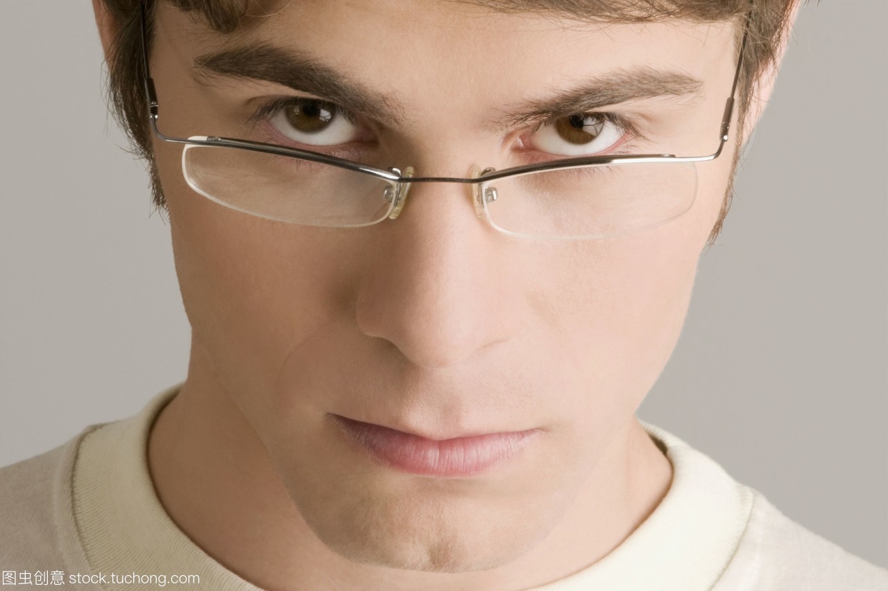 一個戴眼鏡的年輕人的畫像