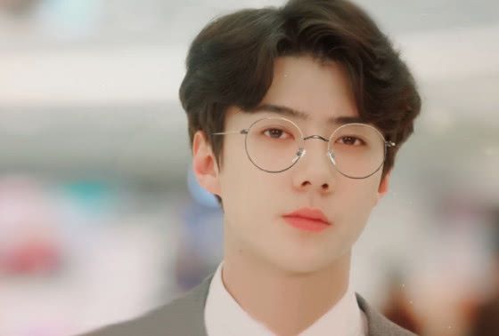 同樣是戴眼鏡，扛住了肖戰，躲過了易烊千璽，卻栽在他身上